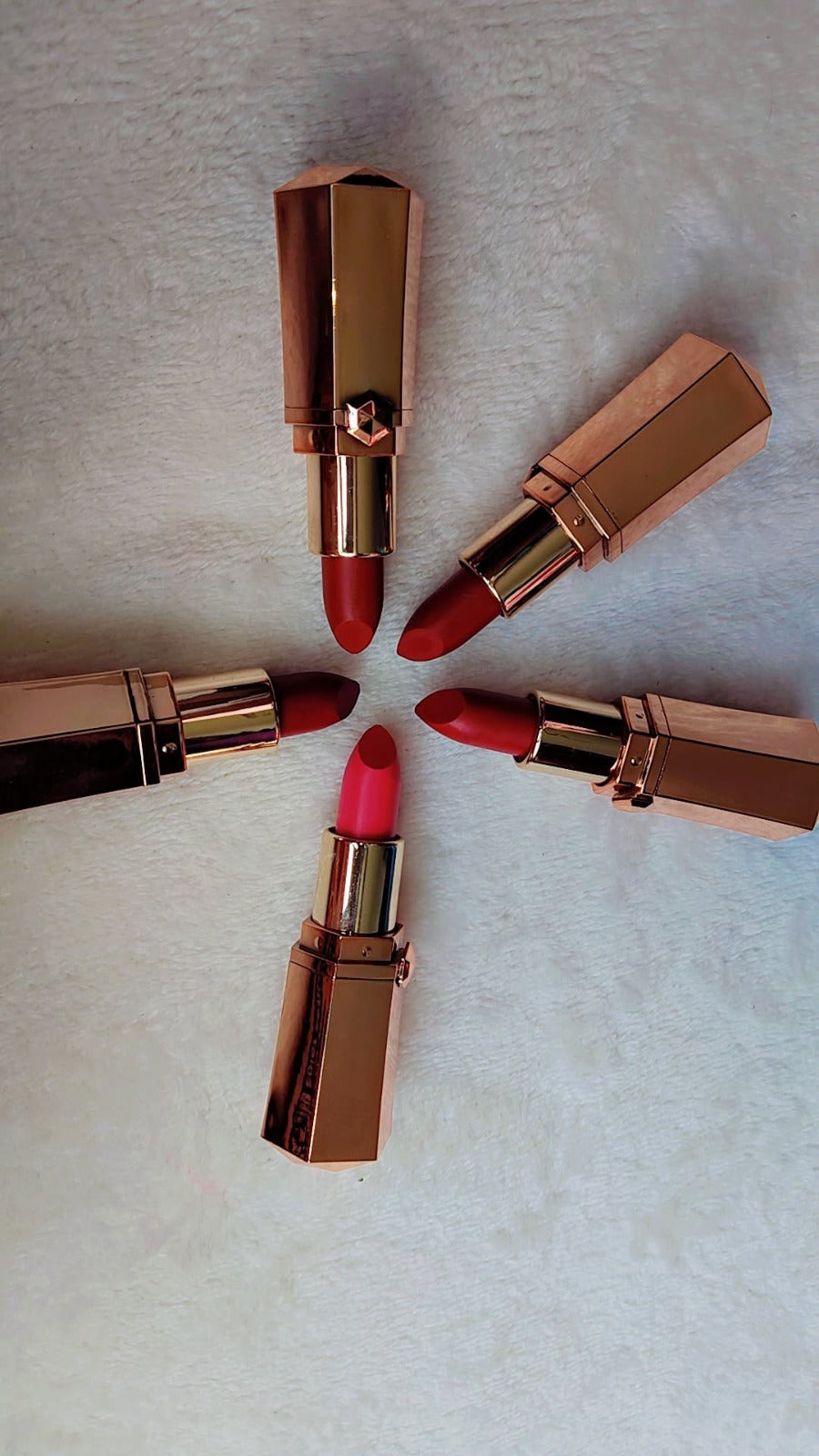 MATTE LIPSTICK strong color sense , delicate and dry, smooth touch